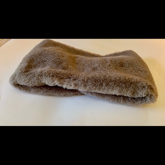 Banana Republic Faux Fur - neck wrap - Picture 6 of 6